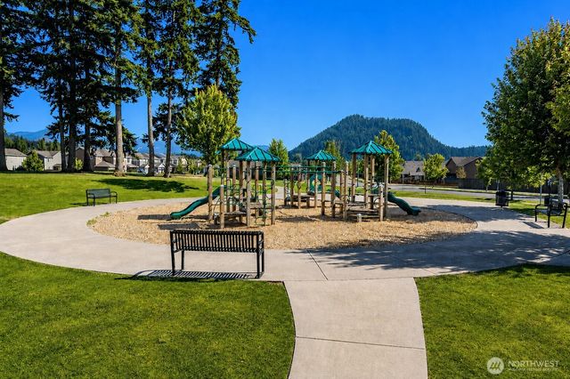 516 Petersen Drive E, Enumclaw, WA 98022