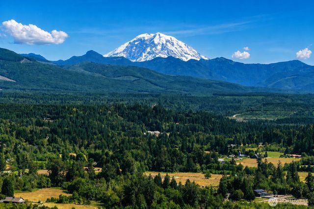 516 Petersen Drive E, Enumclaw, WA 98022