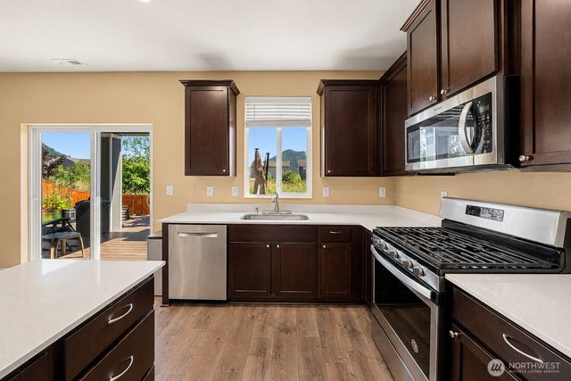 516 Petersen Drive E, Enumclaw, WA 98022