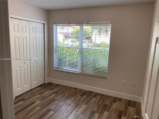 14117 N Forest Oak Cir, Davie, FL 33325