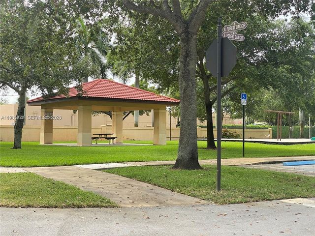 14117 N Forest Oak Cir, Davie, FL 33325