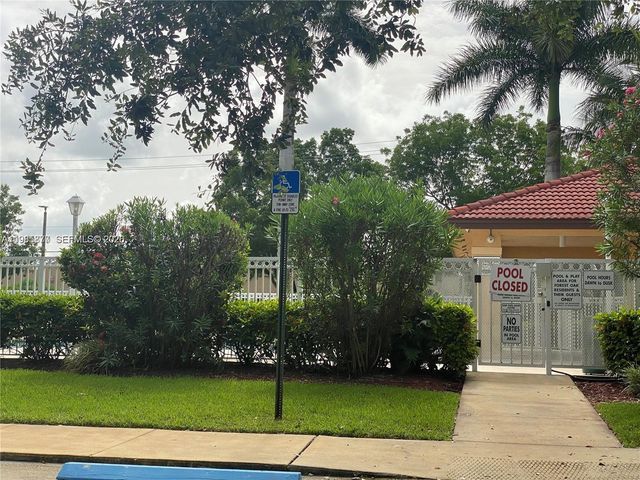 14117 N Forest Oak Cir, Davie, FL 33325