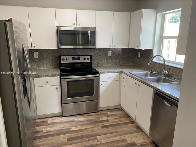 14117 N Forest Oak Cir, Davie, FL 33325