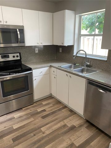 14117 N Forest Oak Cir, Davie, FL 33325