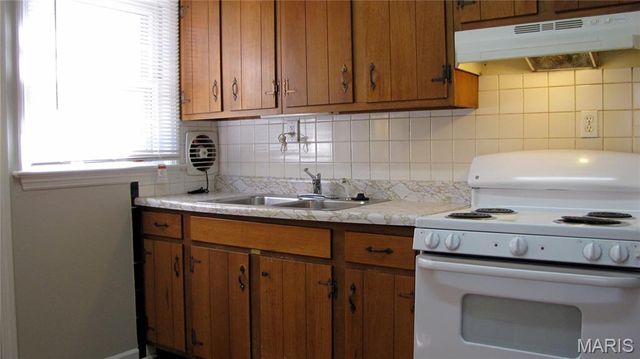 220 Du Bourg Lane, Florissant, MO 63031