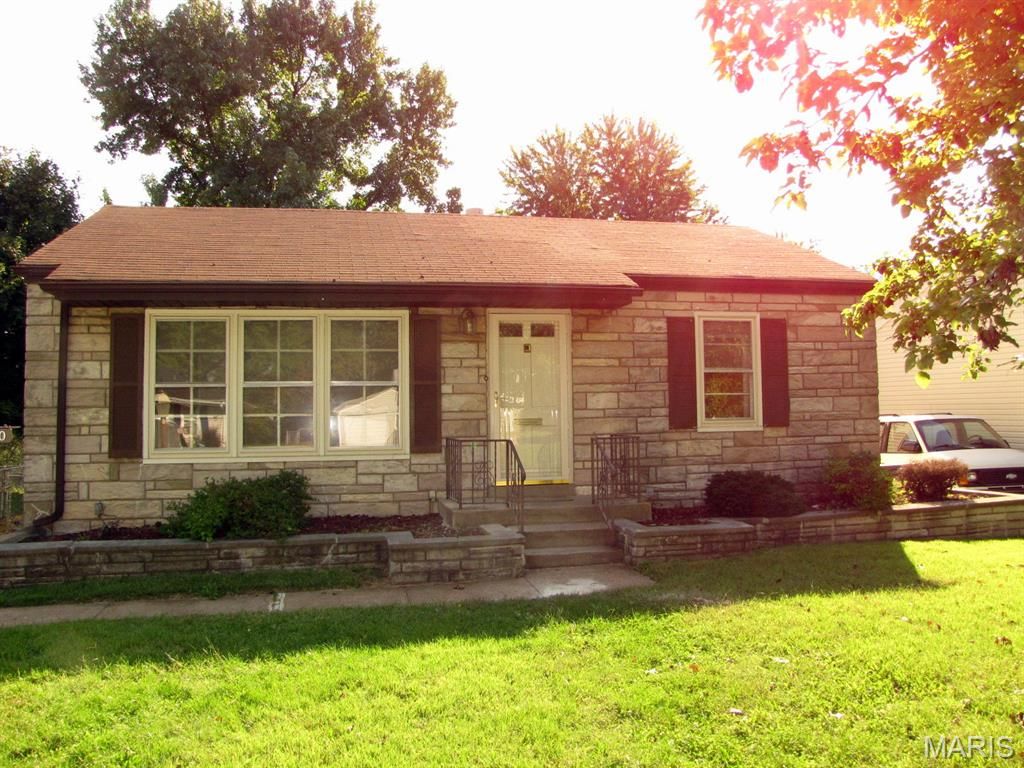 220 Du Bourg Lane, Florissant, MO 63031