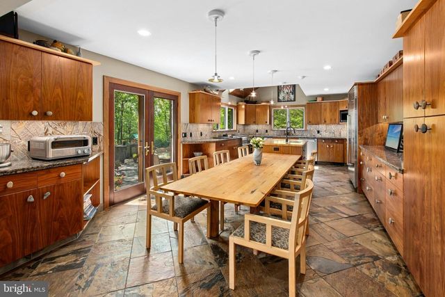 310 HUNTERS FARM RD, Henryville, PA 18332