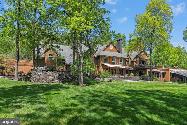 310 HUNTERS FARM RD, Henryville, PA 18332