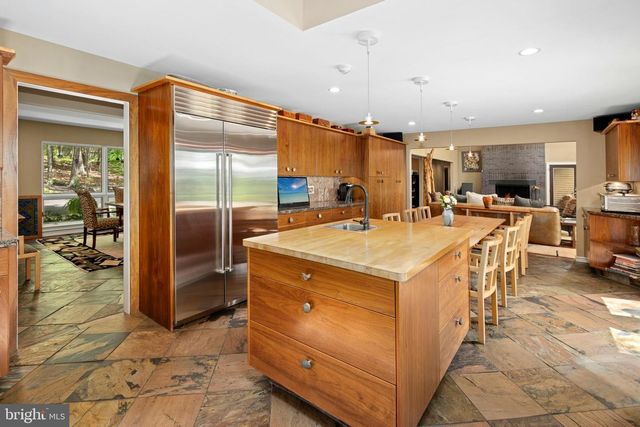 310 HUNTERS FARM RD, Henryville, PA 18332