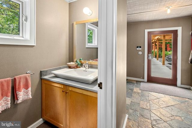 310 HUNTERS FARM RD, Henryville, PA 18332