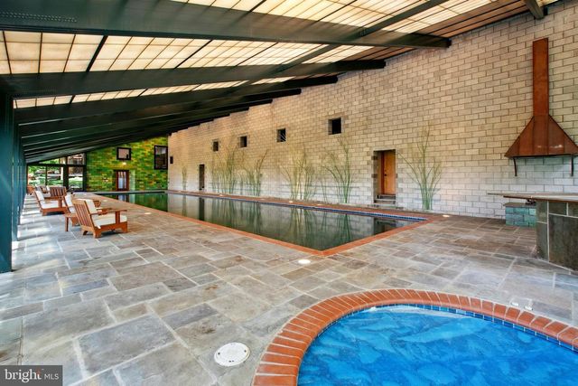 310 HUNTERS FARM RD, Henryville, PA 18332