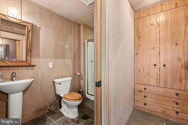 310 HUNTERS FARM RD, Henryville, PA 18332