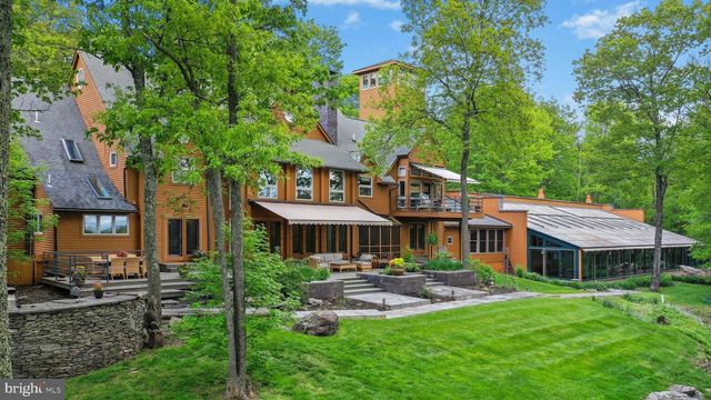 310 HUNTERS FARM RD, Henryville, PA 18332