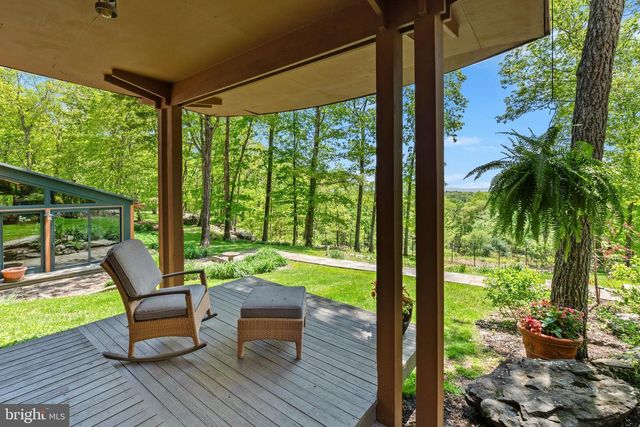 310 HUNTERS FARM RD, Henryville, PA 18332