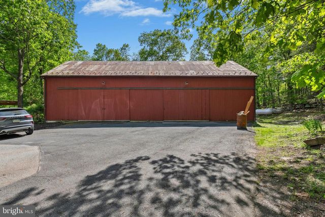 310 HUNTERS FARM RD, Henryville, PA 18332
