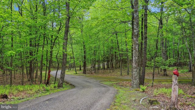 310 HUNTERS FARM RD, Henryville, PA 18332