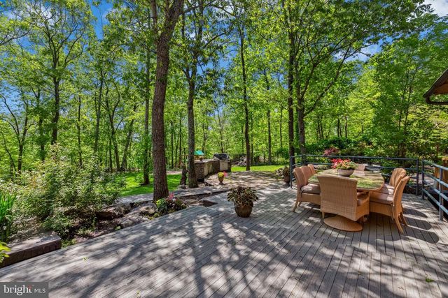 310 HUNTERS FARM RD, Henryville, PA 18332