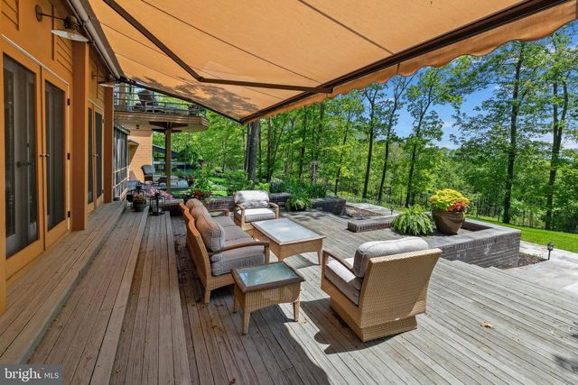 310 HUNTERS FARM RD, Henryville, PA 18332