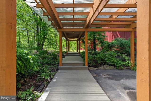 310 HUNTERS FARM RD, Henryville, PA 18332