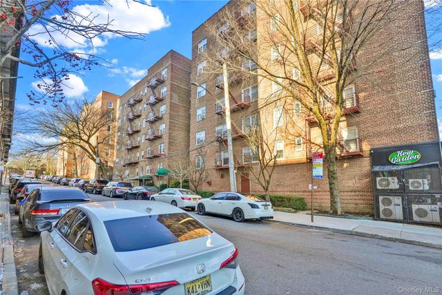 123-25 82nd Avenue 5R, Kew Gardens, NY 11415