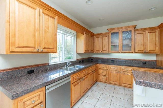 613 Carnation Lane, Fallbrook, CA 92028