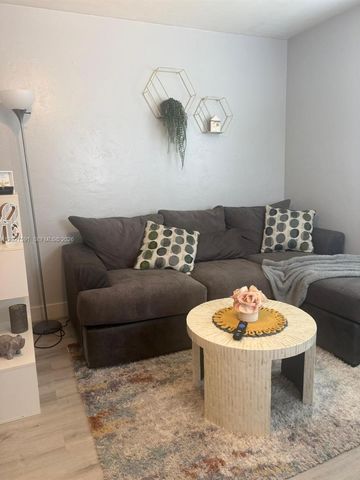 201 Columbus Parkway A, Hollywood, FL 33021