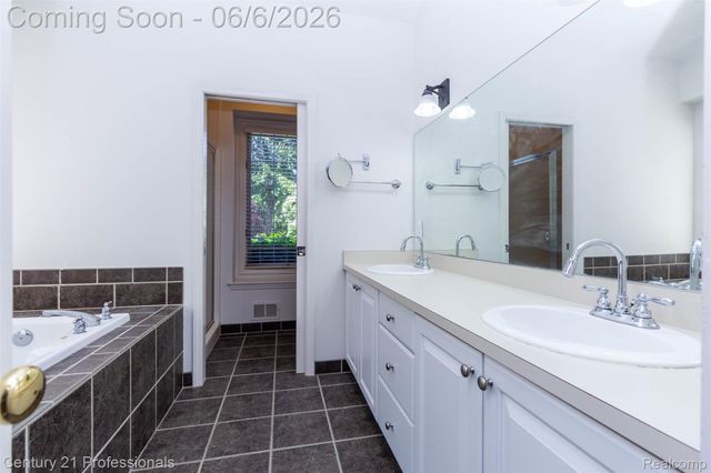 29401 Windmill Court, Farmington Hills, MI 48334