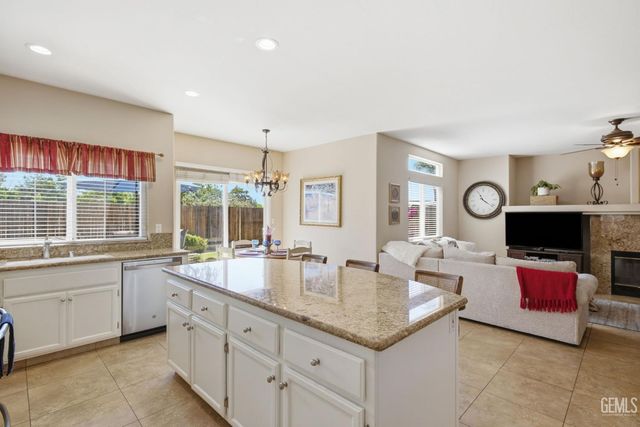 412 Lewisham Street, Bakersfield, CA 93311