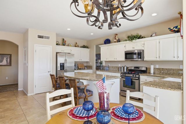 412 Lewisham Street, Bakersfield, CA 93311