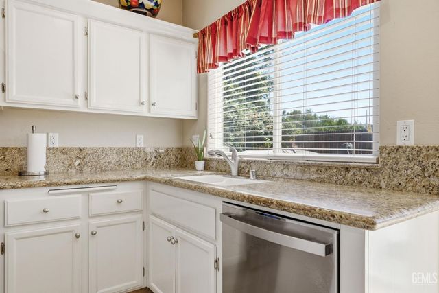 412 Lewisham Street, Bakersfield, CA 93311