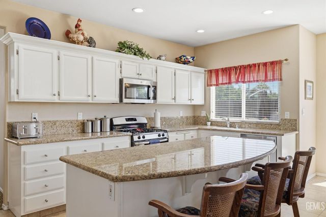 412 Lewisham Street, Bakersfield, CA 93311