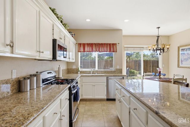 412 Lewisham Street, Bakersfield, CA 93311