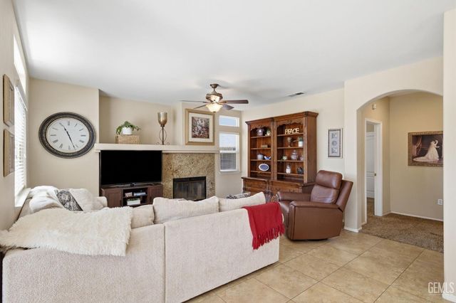 412 Lewisham Street, Bakersfield, CA 93311