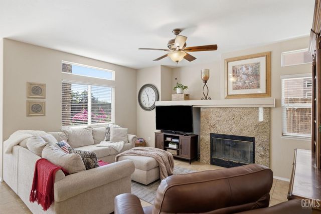 412 Lewisham Street, Bakersfield, CA 93311
