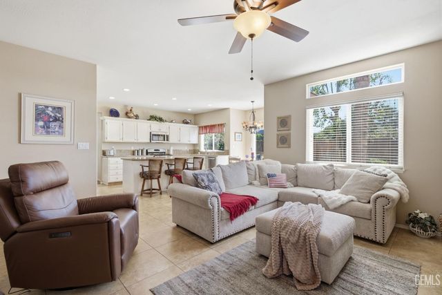 412 Lewisham Street, Bakersfield, CA 93311