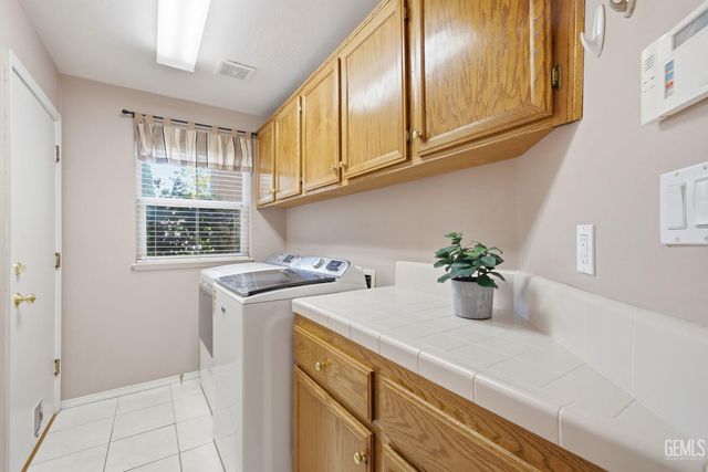 412 Lewisham Street, Bakersfield, CA 93311