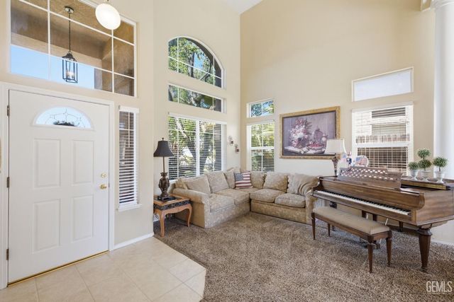 412 Lewisham Street, Bakersfield, CA 93311