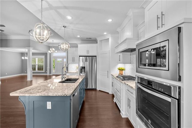 820 SE Cedrus Lane, Blue Springs, MO 64014