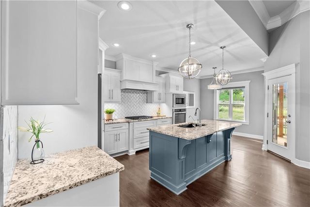 820 SE Cedrus Lane, Blue Springs, MO 64014