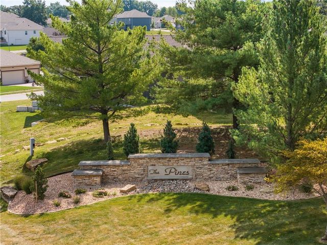 820 SE Cedrus Lane, Blue Springs, MO 64014