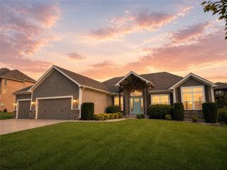 820 SE Cedrus Lane, Blue Springs, MO 64014