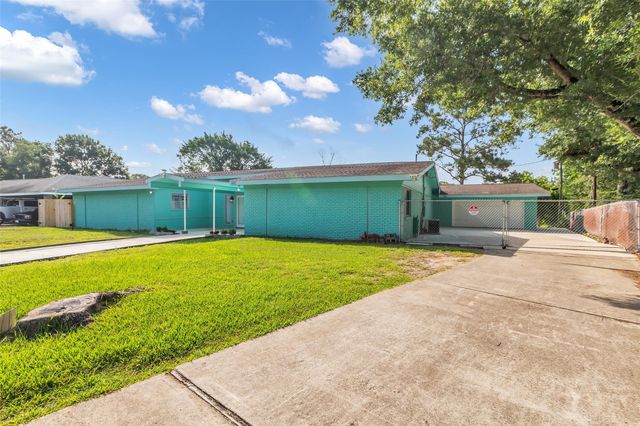 3411 Woodcrest Drive, Baytown, TX 77521