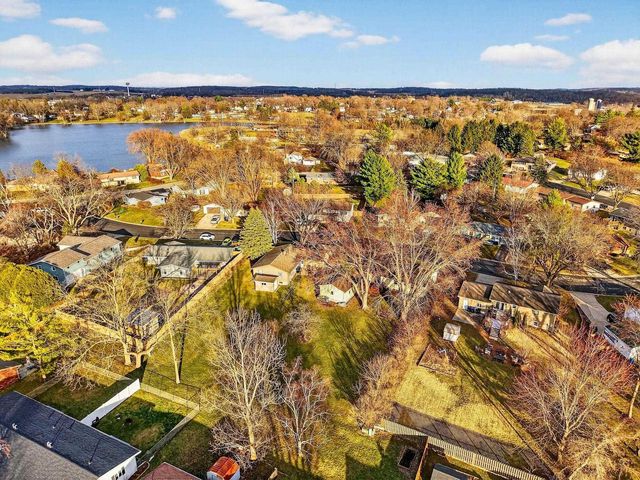 209 Midvale Drive, Marshall, WI 53559