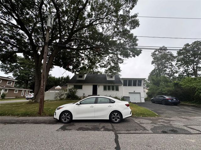233 S 15th Street, Lindenhurst, NY 11757