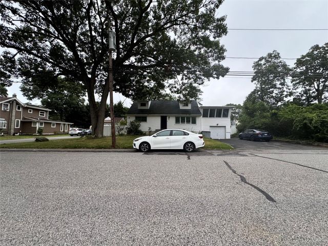 233 S 15th Street, Lindenhurst, NY 11757