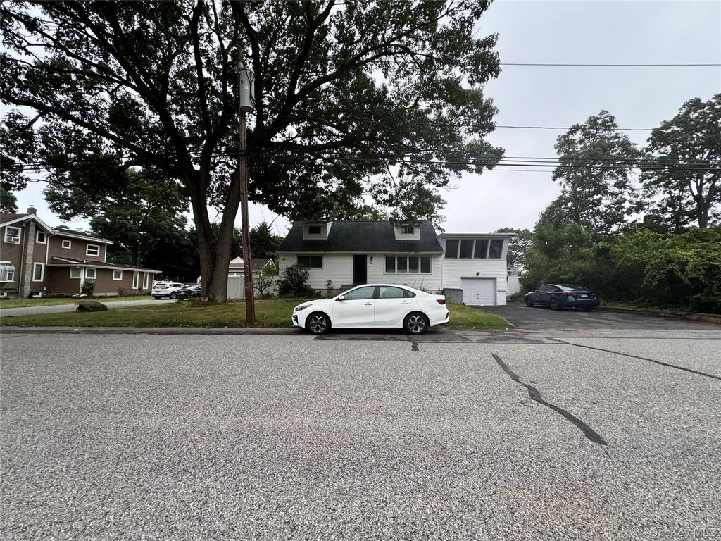 233 S 15th Street, Lindenhurst, NY 11757 — photo 4