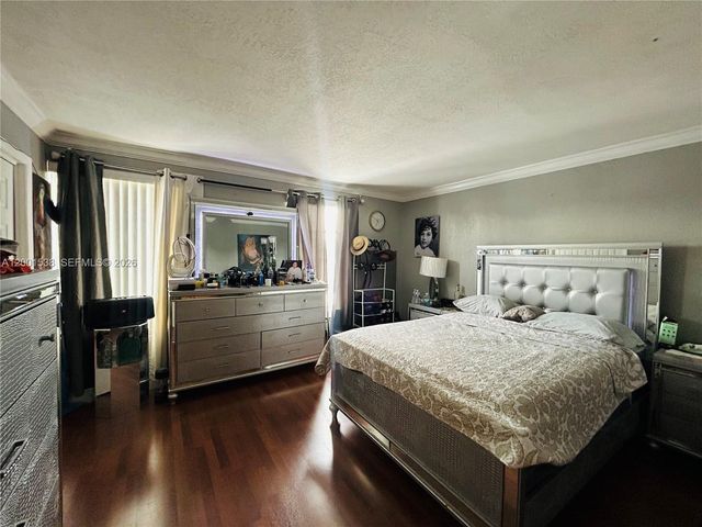 1589 W 73rd St, Hialeah, FL 33014