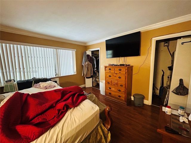 1589 W 73rd St, Hialeah, FL 33014