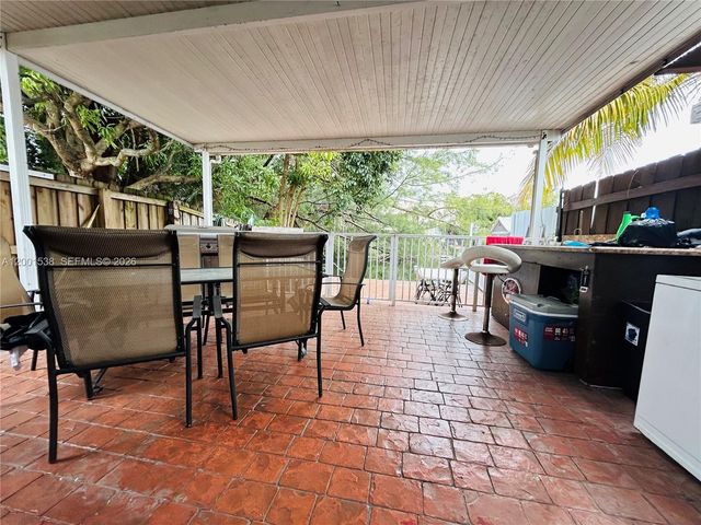 1589 W 73rd St, Hialeah, FL 33014