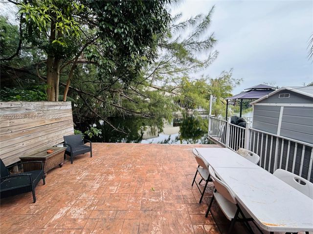 1589 W 73rd St, Hialeah, FL 33014